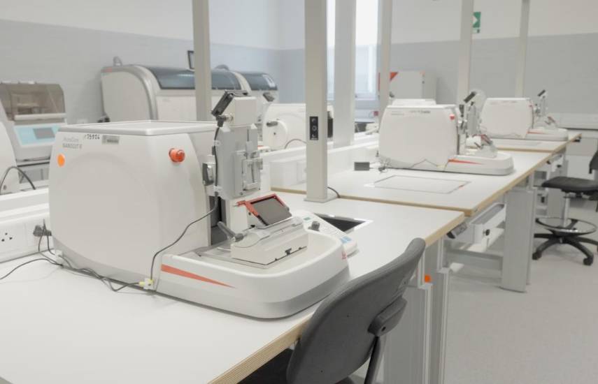 Resultados en tiempo récord en nuevo laboratorio de patología en la Ciudad de la Salud