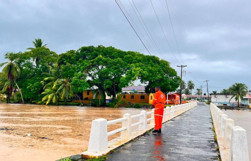 Lluvias, oleajes y crecida de ríos mantienen en alerta