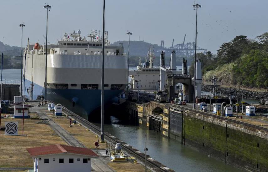 AFP | Un barco cruzando por una de las esclusas del Canal de Panamá.