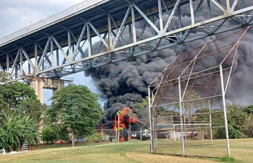 Incendio obliga al cierre del Puente de las Américas; reportan explosiones