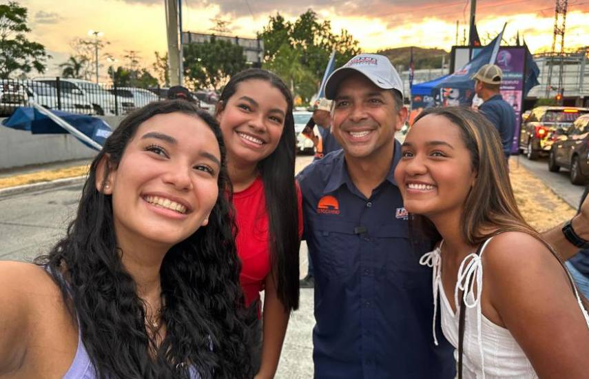 Lombana sale a repartir volantes en los circuitos 8-2 y 8-3