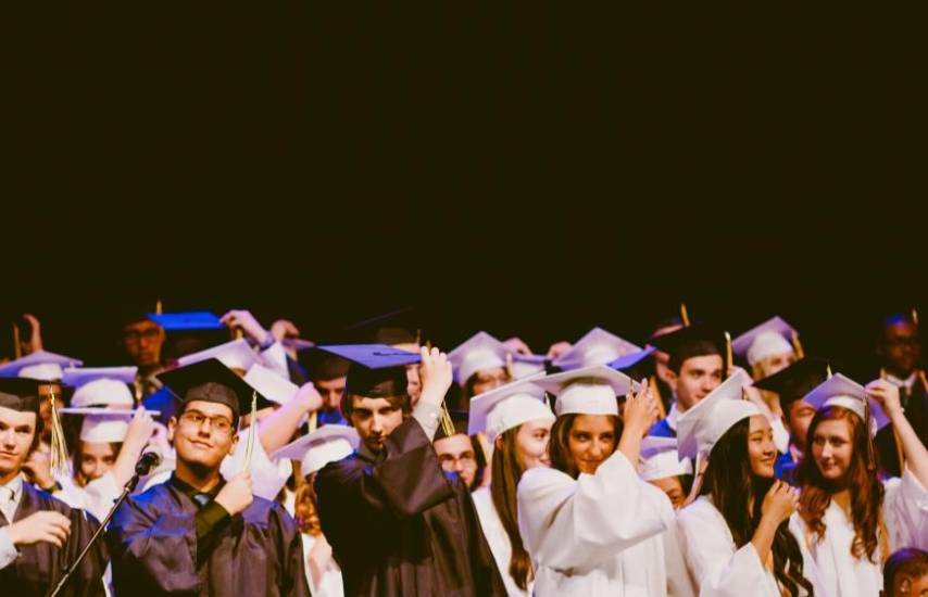 Unsplash | Estudiantes con togas en su ceremonia de graduación universitaria.