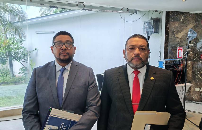 J.Andrade | Los abogados Juan Antonio Kuan y Carlos Herrera Ruiz, defensa particular del contralor Anel Flores.