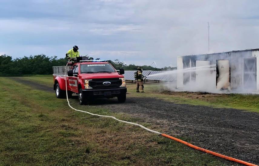 Cortesía | Cuerpo de Bomberos atendiendo el incendio.