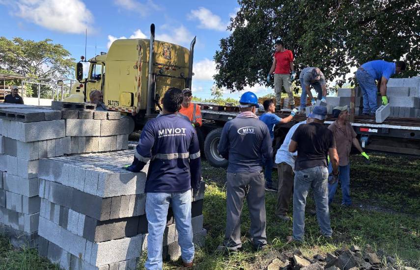 Distribuyen materiales para reconstruir viviendas afectadas por el sismo en cuatro provincias