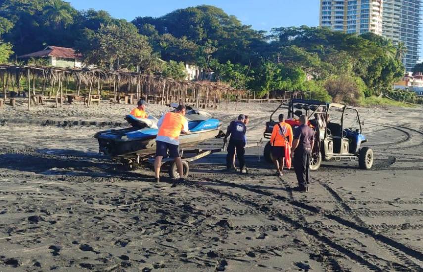 Buscan a hombre que fue arrastrado por una ola en playa Gorgona