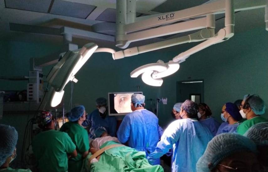 Cirujanos realizan primera operación esofágica en el país