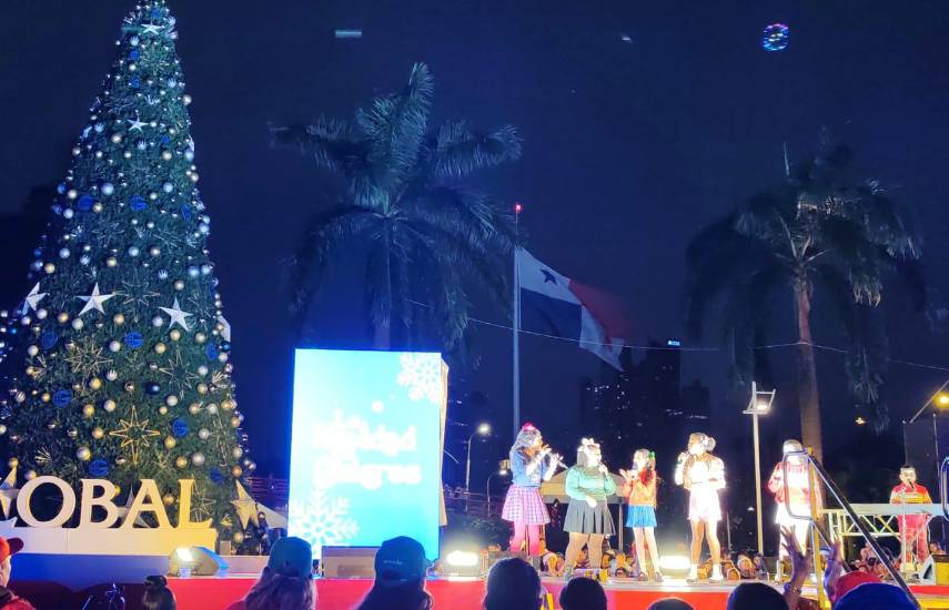 Miles asisten al encendido del árbol de Navidad del Festival City of Stars