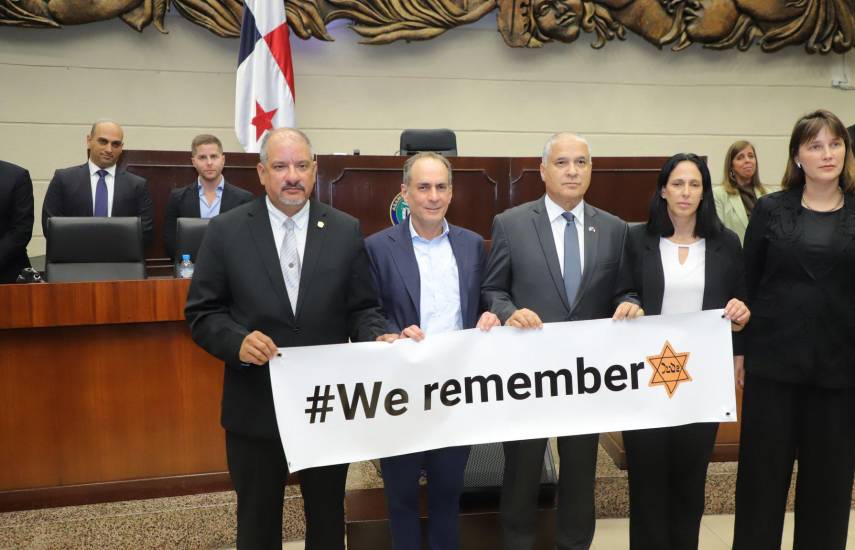 Cortesía | Autoridades durante la sesión especial en la Asamblea