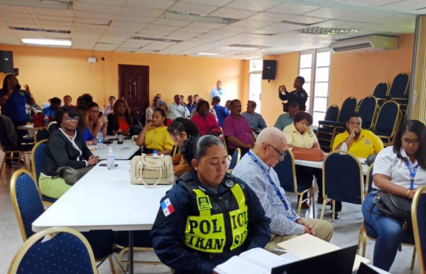 Ministro de Seguridad aborda el tema de la violencia con la comunidad educativa de Colón