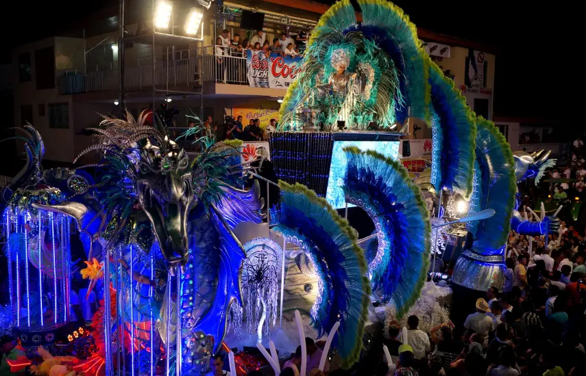 ML | Una reina realiza su paseo en Las Tablas sobre su carroza.