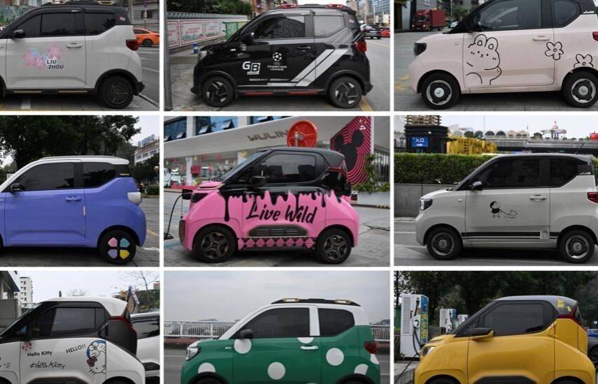Jade GAO / AFP | Una serie de mini autos eléctricos decorados en Liuzhou, , China.