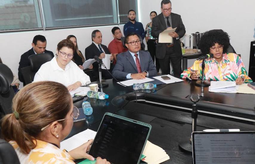 Iniciativa sobre conservación de tiburones y rayas en análisis en subcomisión