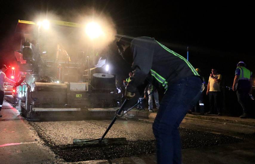 El MOP rehabilita la vía José Agustín Arango y aplica 105 toneladas de asfalto