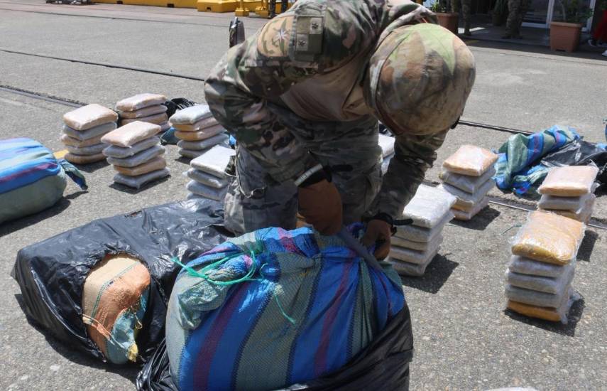 Aeronaval decomisa 650 paquetes de presunta droga en el Pacífico