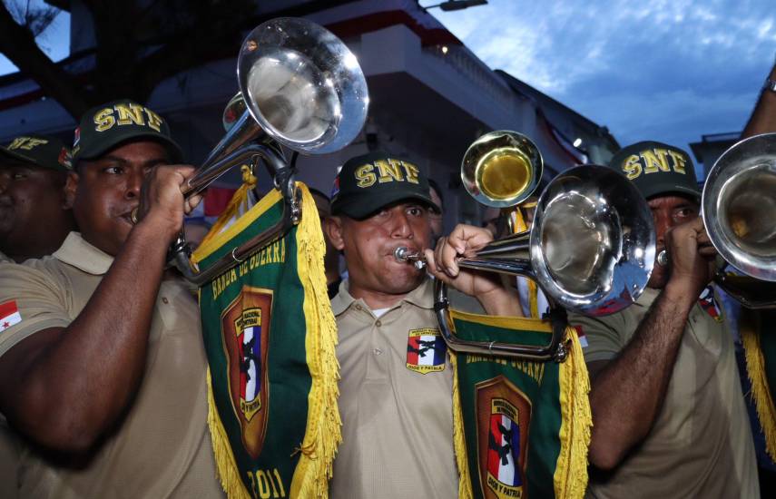 Entre dianas, marchas y la patria