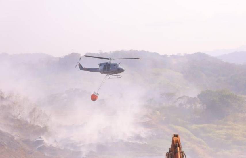 Aeronaves de Panamá y Colombia trabajan en conjunto para apagar incendio en Cerro Patacón.