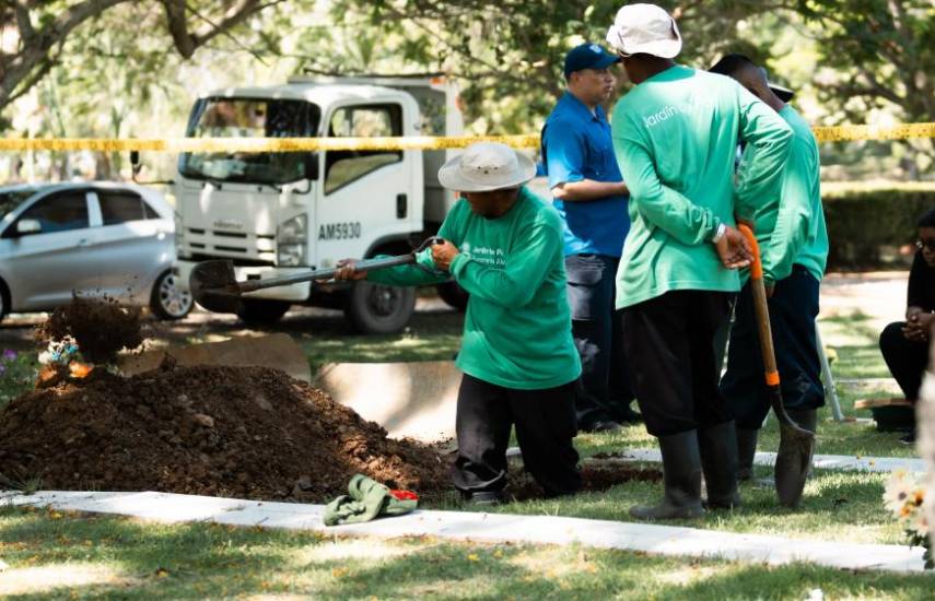 Realizan exhumación de una víctima desconocida del 20 de Diciembre en el Jardín de Paz