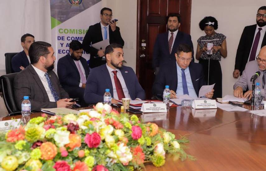 Comisión de Comercio da curso a iniciativas orientadas al desarrollo económico y turístico