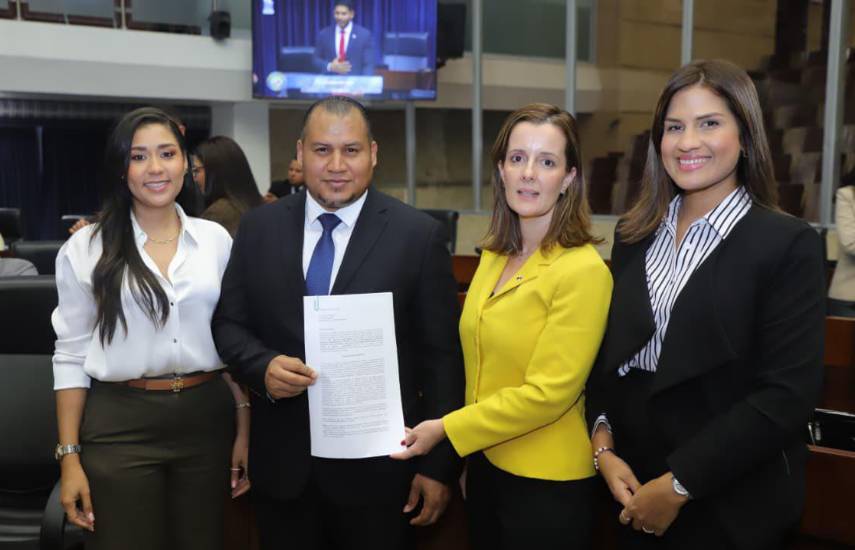Debate por descuentos y contratación de familiares