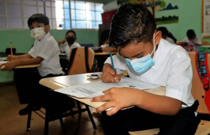 Más de 84 mil estudiantes podrían reprobar el año, mientras docentes mantienen paro