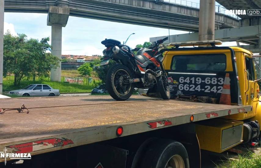 ML | Una motocicleta llevada en grúa.