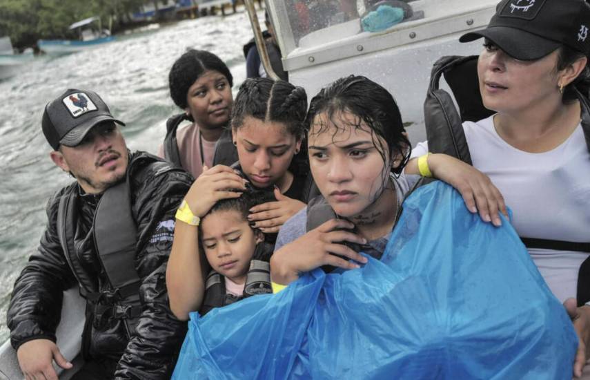 AFP | Migrantes venezolanos viajan en bote desde Panamá hacia Colombia, en un intento por regresar a su país, Puerto Obaldía, Panamá, el 16 de abril de 2025.