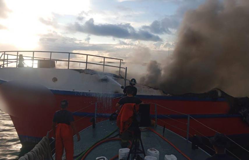 Bomberos reportan 90% de control en incendio de embarcación cerca de isla Perico