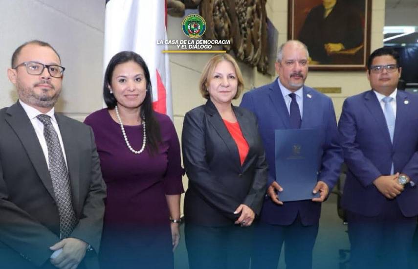 ML | La ministra Dinoska Montalvo durante la presentación en la Asamblea.