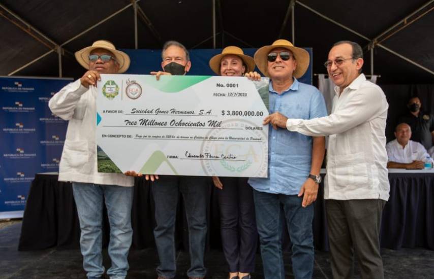 Cortizo entrega cheque simbólico por la compra de tierras para un centro de investigaciones agropecuarias de Panamá Este