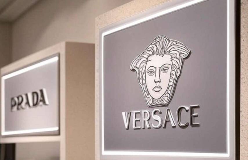 Prada completa la adquisición de Versace