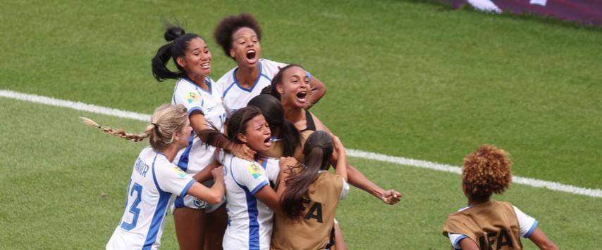 ML | Seleccionadas de fútbol de Panamá en celebración tras el gol que cerifica la clasificación al Mundial.