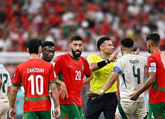 AFP | El árbitro Mario Alberto Escobar en un partido de la fase de grupos de la Copa Árabe 2025, quye se disputó en diciembre en Doha, Catar.