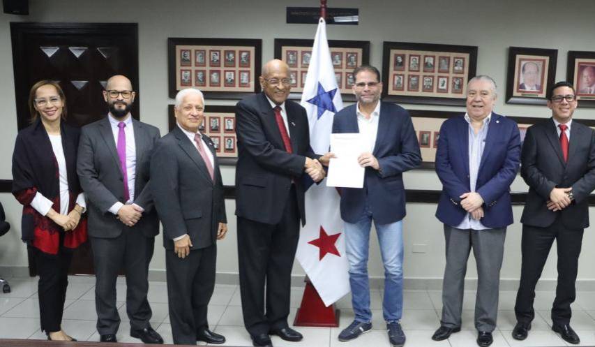 MEF entrega pagarés al Fondo de Ahorro Panamá
