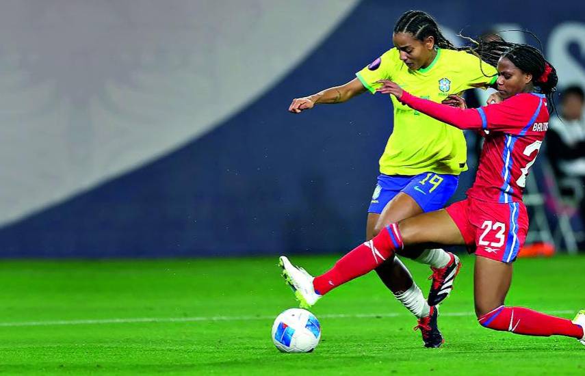 AFP | La jugadora Geyse, de Brasil, disputa el balón ante la defensa panameña Carina Baltrip-Reyes, durante el encuentro de Panamá y Brasil, por el Grupo B de la Copa Oro W 2024.