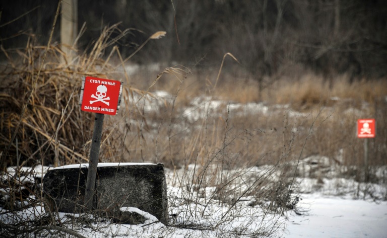 Una señal fotografiada el 18 de enero de 2022 advierte del peligro de minas terrestres cerca de Donetsk, la capital de la autoproclamada República Popular de Donbás, en el este de Ucrania