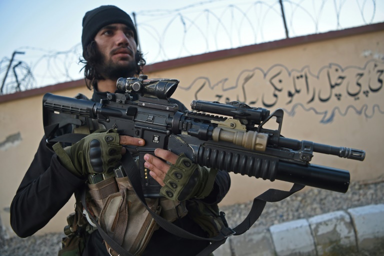 Decenas de talibanes fuertemente armados rodean los cuarteles de los servicios de inteligencia en Jalalabad