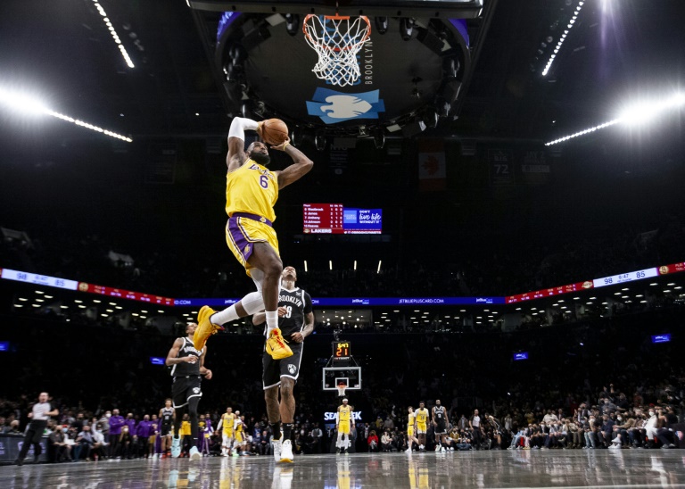 LeBron James #6 de Los Angeles Lakers en duelo ante los Brooklyn Nets en Nueva York el 25 de enero de 2022. Michelle Farsi/Getty Images/AFP