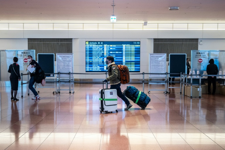 Un pasajero en la sala de llegadas del aeropuerto de Tokio-Haneda el 25 de enero de 2022