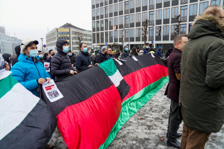 Varias personas protestaron en Oslo, Noruega, contra las conversaciones internacionales con los talibanes, el 23 de enero de 2022