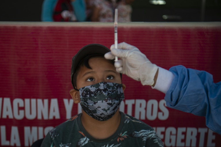 Un miembro del personal sanitario prepara una dosis de la vacuna de Pfizer-BioNTech contra el coronavirus para inyectársela a un niño, el 25 de enero de 2022 en Lima