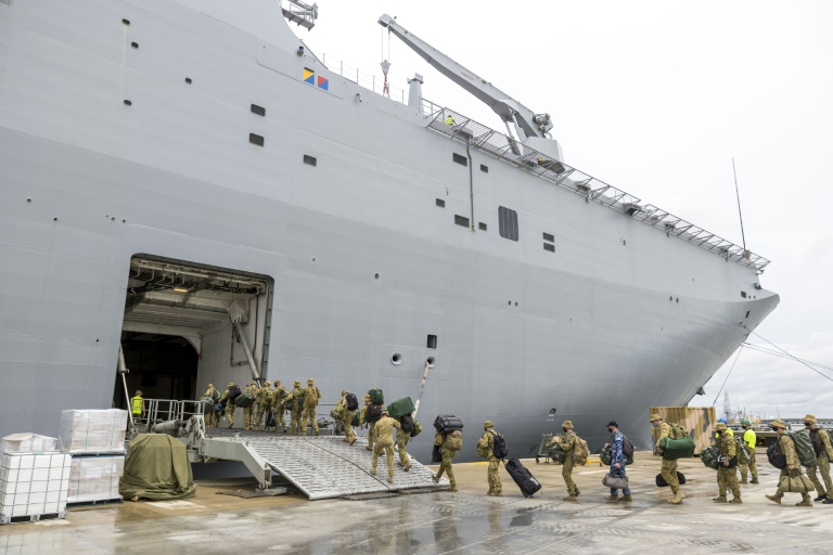 Militares australianos abordan un navío el 20 de enero de 2022 en el puerto de Brisbane para llevar ayuda a Tonga