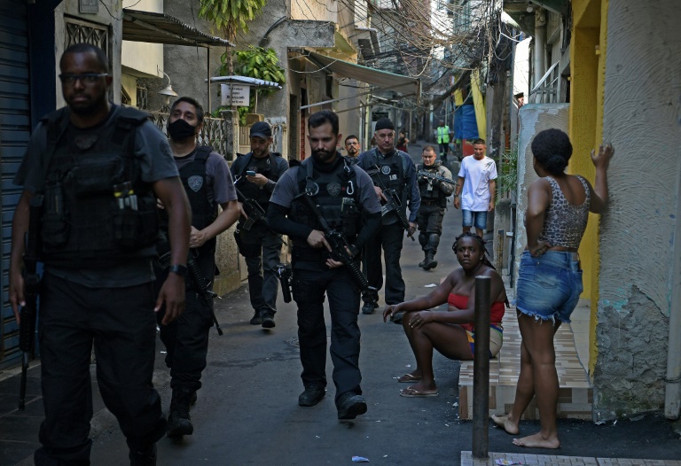 Miembros de la policía en una operación antidrogas en la favela de Jacarezinho, Rio de Janeiro, el 19 de enero de 2022