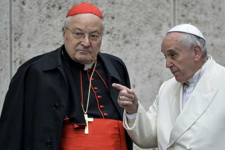 El papa Francisco dialoga con el cardenal italiano Angelo Sodano (izq.) el 13 de febrero de 2015 en El Vaticano