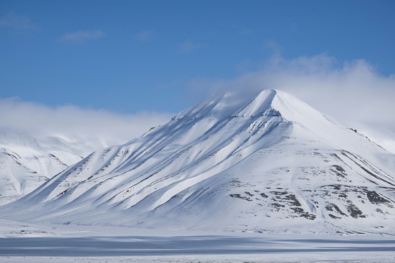 Unas montañas cercanas a Longyearbyen, en la isla de Spitsbergen del archipiélago noruego de Svalbard, en una imagen del 4 de mayo de 2022
