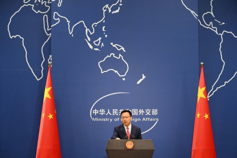 El portavoz del Ministerio de Exteriores chino, Zhao Lijian, habla durante una rueda de prensa el 8 de abril del año 2020 en Pekín