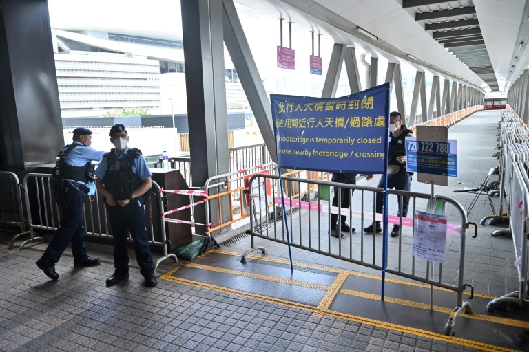 La policía vigila un paso a nivel peatonal el 29 de junio de 2022 en el distrito de Wanchai de Hong Kong el 29 de junio de 2022, cerca de donde se celebrará el 25º aniversario de la retrocesión británica a China