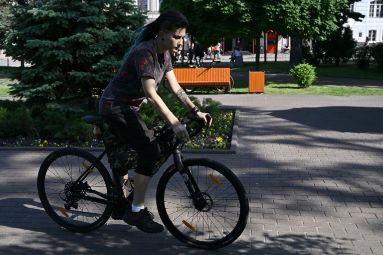 Jahn, una estudiante transgénero de 20 años a quien se le impide enrolarse en las fuerzas de defensa territorial de Ucrania, circula en bicicleta el 7 de junio de 2022 en Kiev