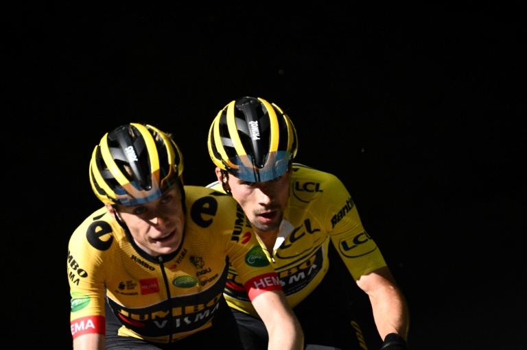 Jonas Vingegaard (izq) y Primoz Roglic rueda durante una escapada en la octava etapa del último Criterium del Dauphiné, el 12 de junio de 2022 entre Saint Alban Leysse y Plateau de Solaison, al este de Francia