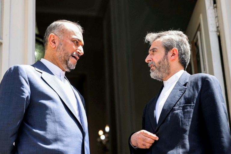 El ministro de Relaciones Exteriores de Irán, Hossein Amir-Abdollahian (izq.), dialoga con su viceministro Ali Bagheri Kani, a cargo de las negociaciones sobre el programa nuclear, el 23 de junio de 2022 en Teherán